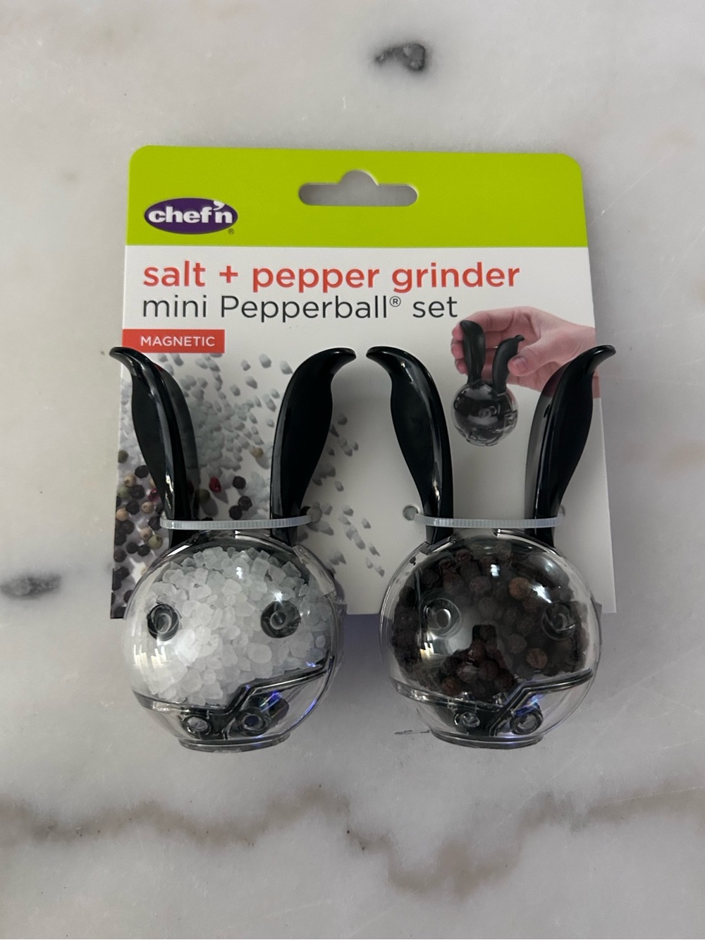 Chef’n mini magnetic salt & pepper grinder set